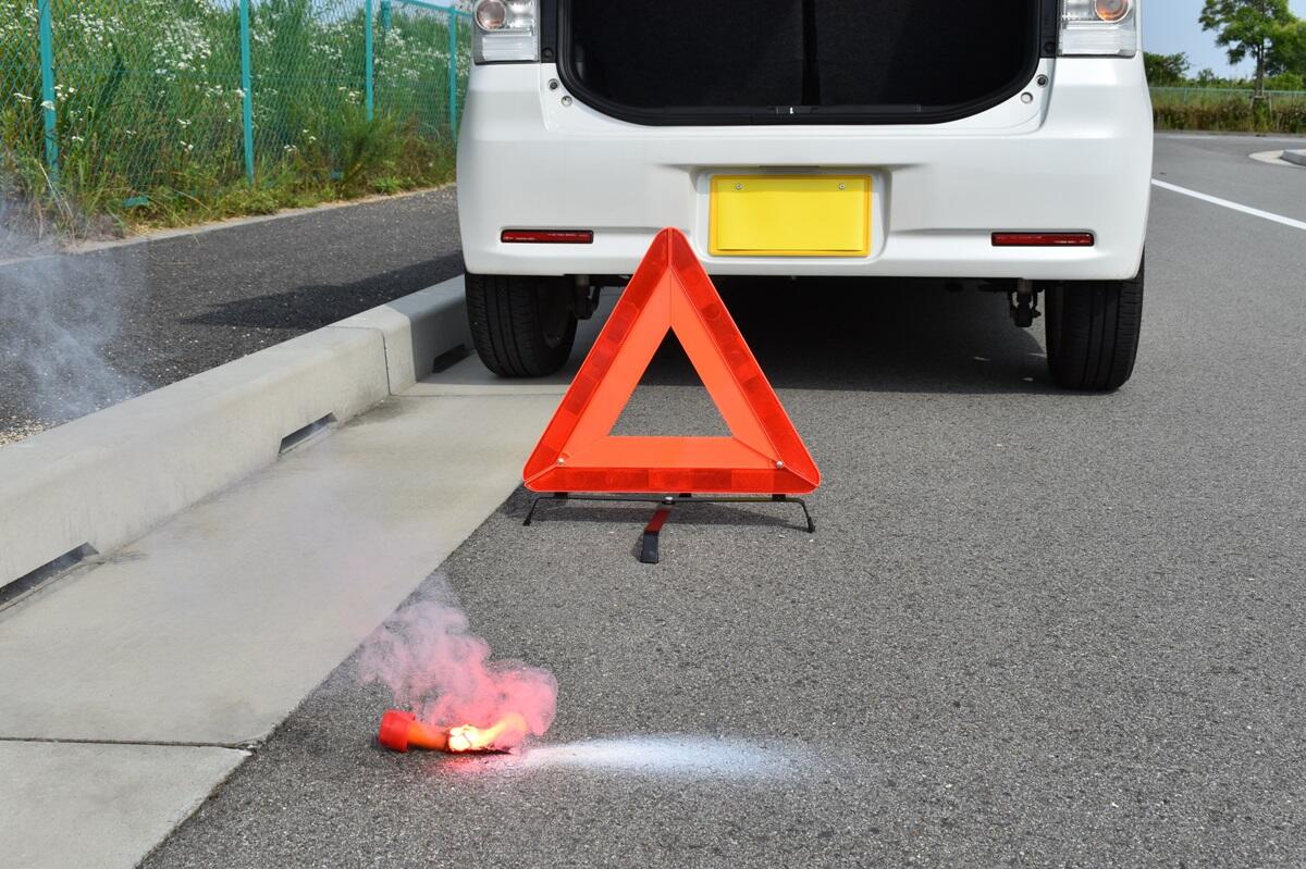 路肩に車を止めて三角表示板・発煙筒.jpg